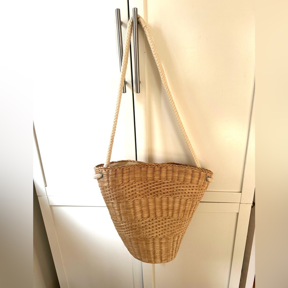 Vintage Woven Tan Shoulder Basket Bag - like new